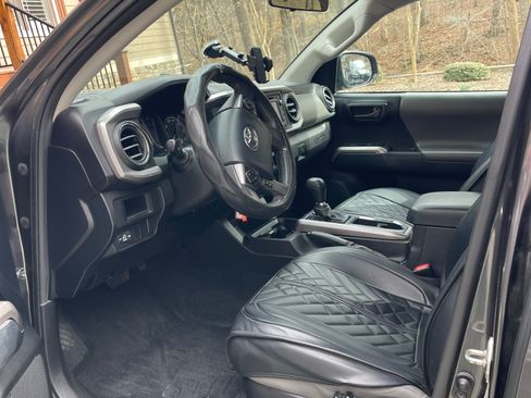 Used 2016 Toyota Tacoma SR5 w/ Towing Package image 2