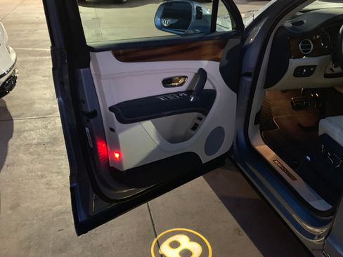 Used 2019 Bentley Bentayga image 14
