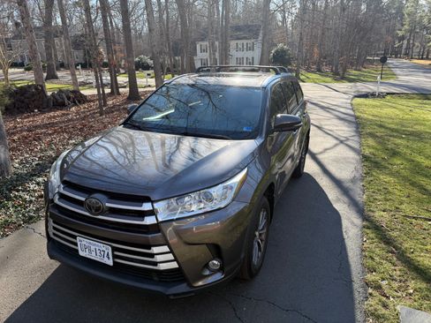 Used 2017 Toyota Highlander XLE image 4