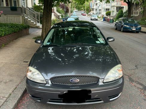 Used 2004 Ford Taurus SE FWD image 2