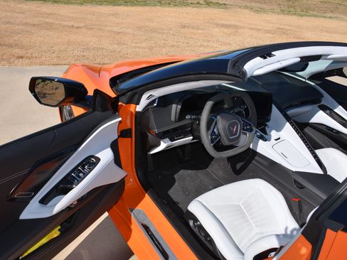 Used 2024 Chevrolet Corvette Stingray Premium Conv w/ Z51 Performance Package image 8