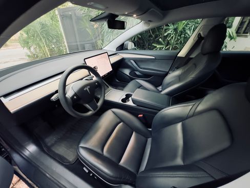 Used 2021 Tesla Model 3 Standard Range Plus image 4