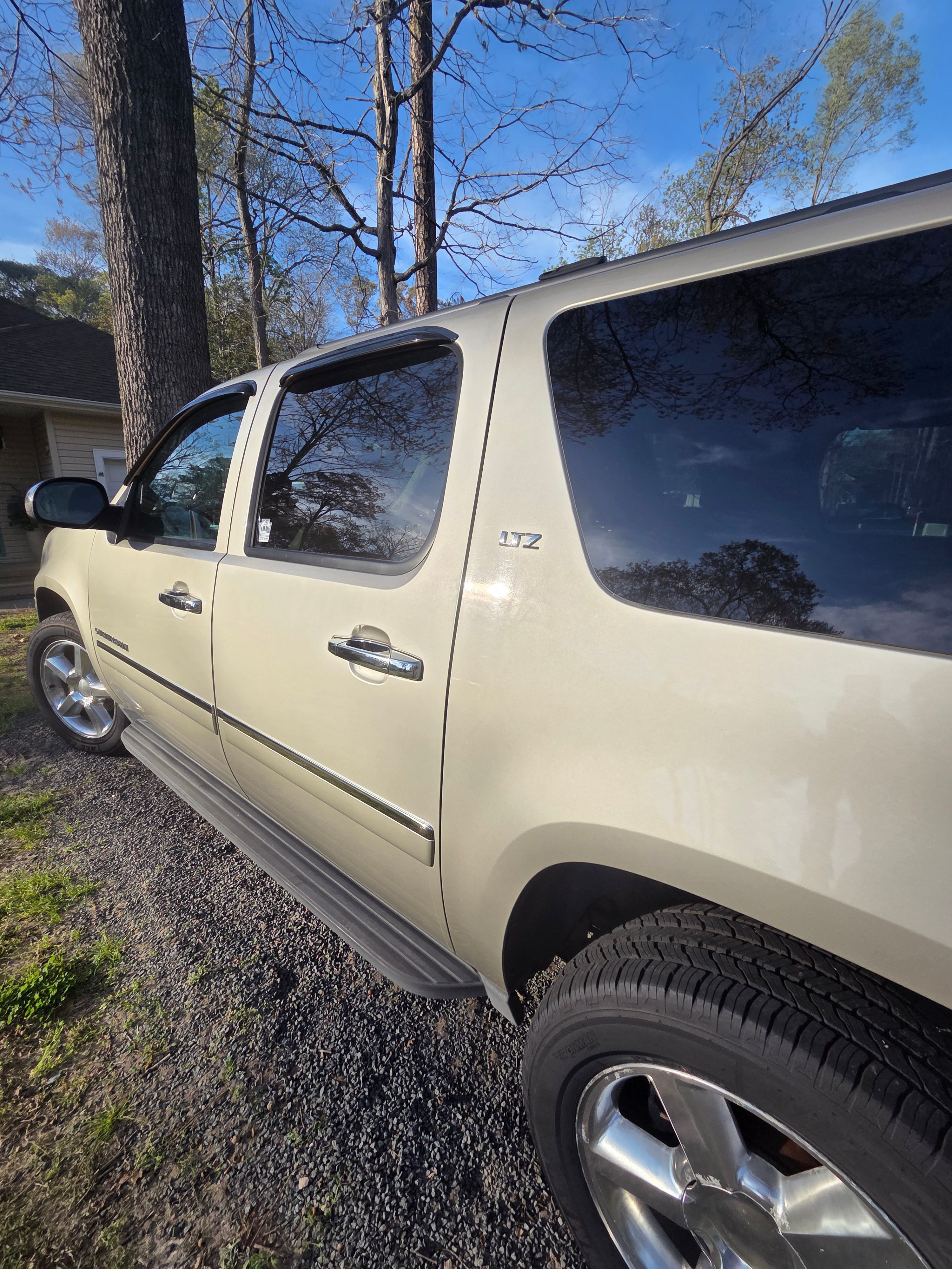 Used 2013 Chevrolet Suburban LTZ AWD/4WD image 4