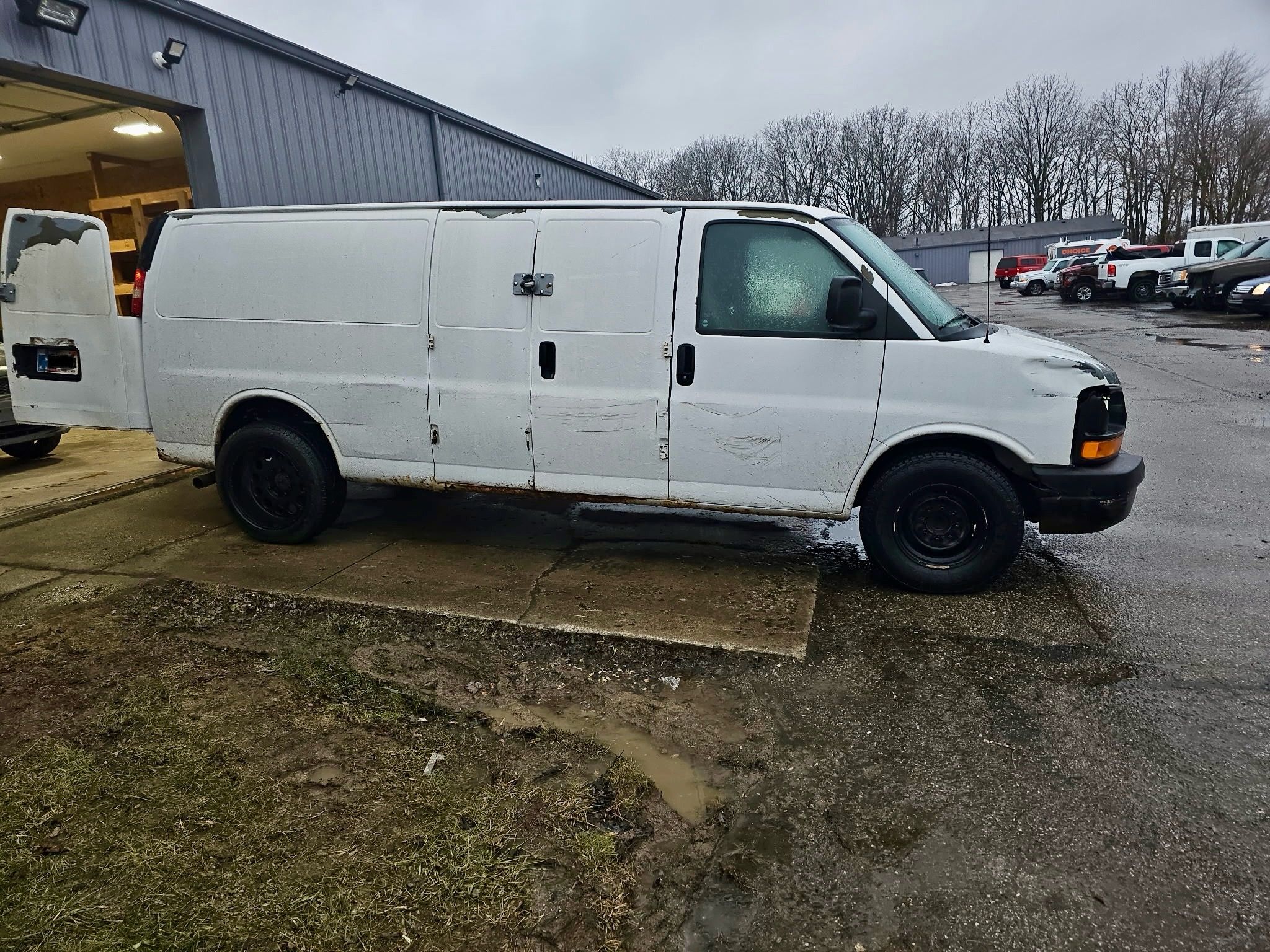 Used 2011 Chevrolet Express 3500 Extended RWD image 2