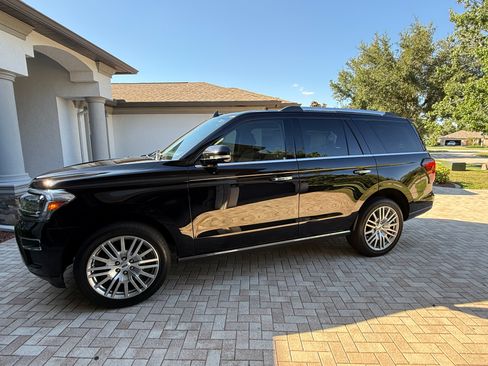 Used 2024 Ford Expedition Limited RWD image 1