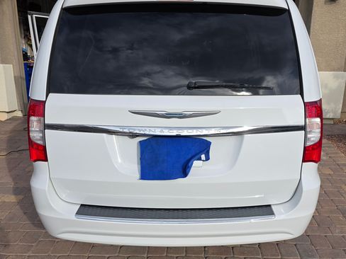 Used 2016 Chrysler Town & Country Touring w/ Driver Convenience Group image 4