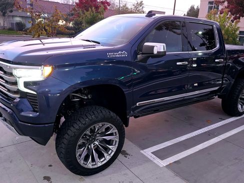 Used 2022 Chevrolet Silverado 1500 High Country w/ Technology Package image 4