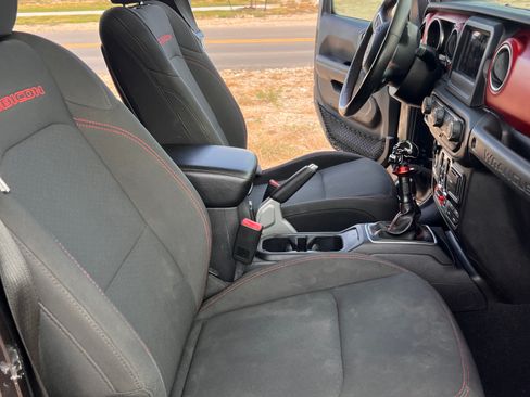 Used 2018 Jeep Wrangler Unlimited Rubicon w/ Dual Top Group AWD/4WD image 32