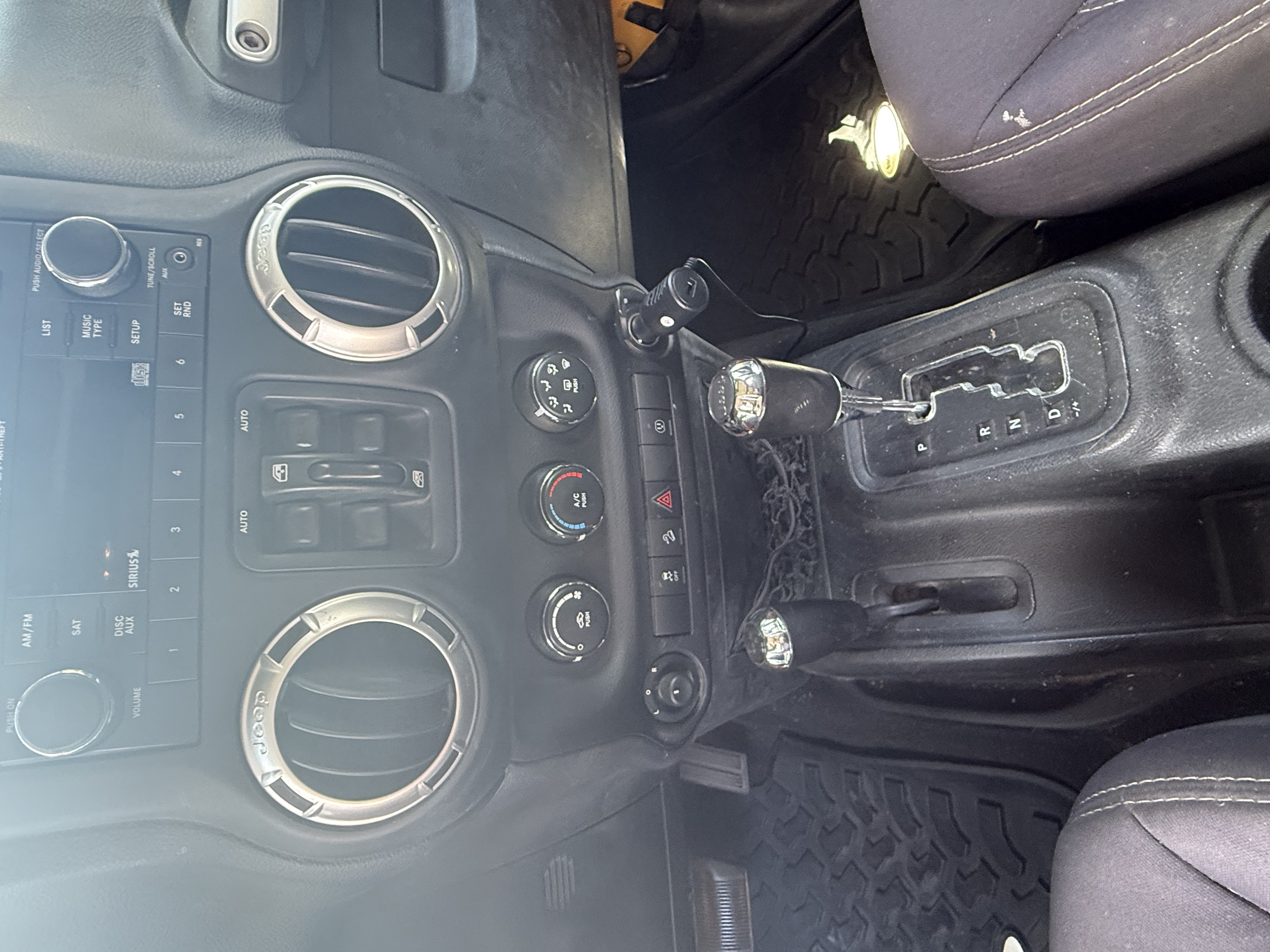 Used 2013 Jeep Wrangler Unlimited Rubicon w/ Connectivity Group AWD/4WD image 10