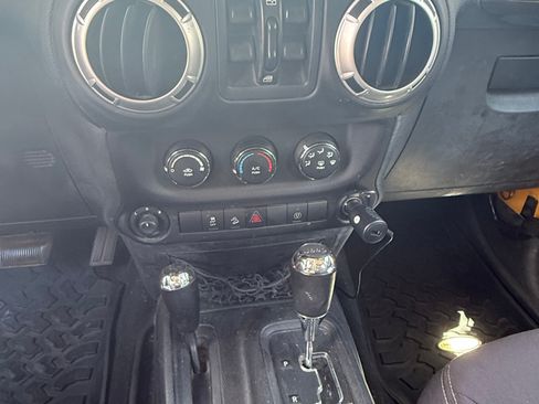 Used 2013 Jeep Wrangler Unlimited Rubicon w/ Connectivity Group AWD/4WD image 10