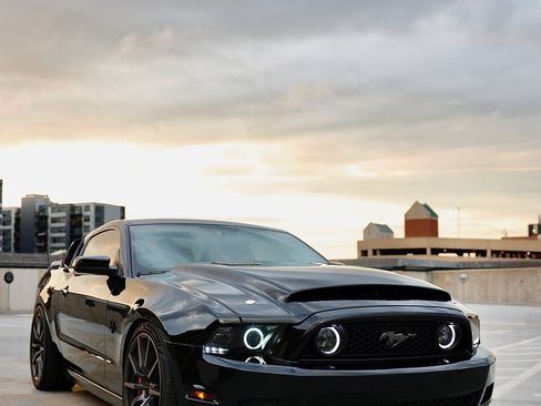 Used 2014 Ford Mustang GT Premium RWD image 2