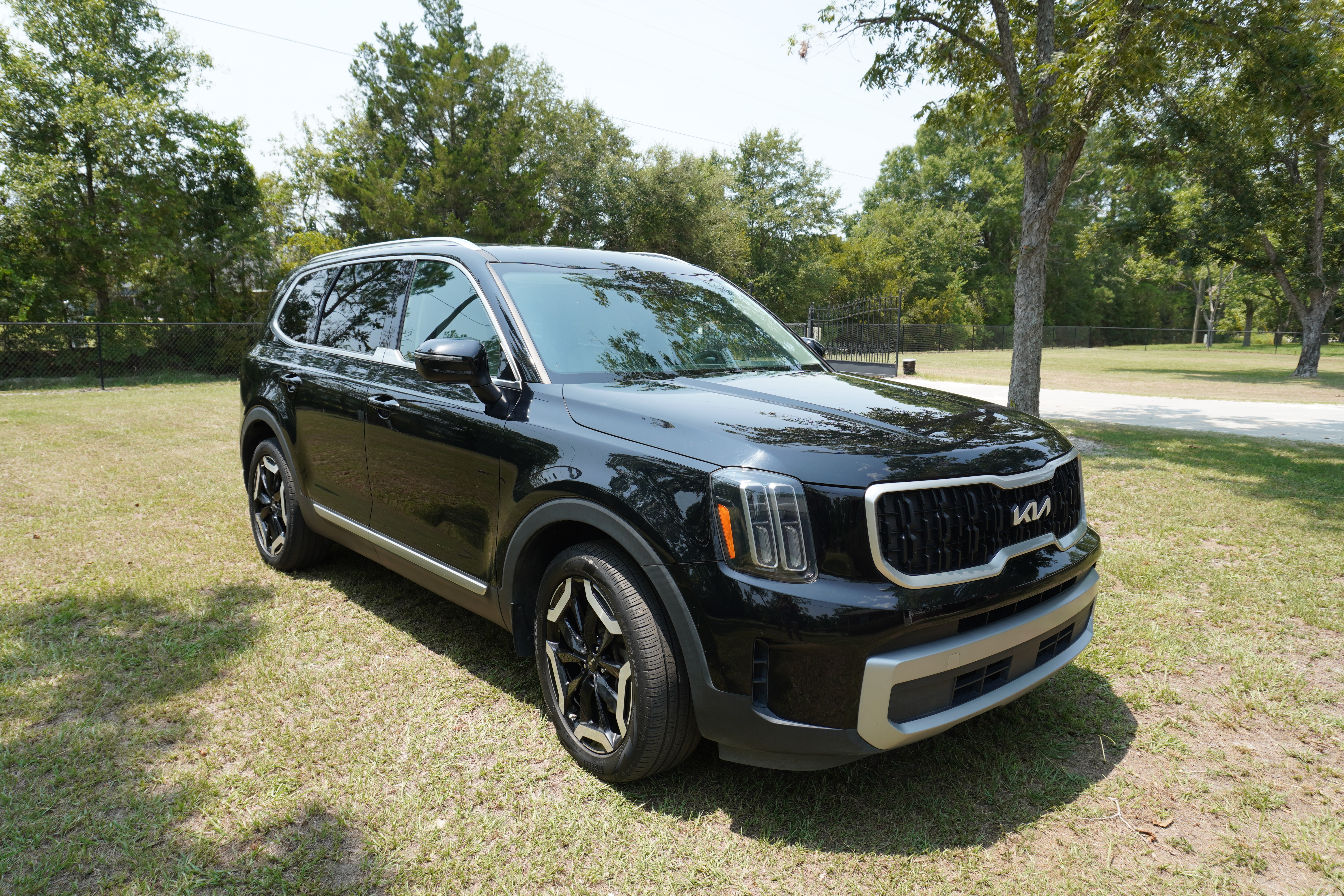 Used 2023 Kia Telluride EX w/ EX Captain's Chair Package FWD image 6