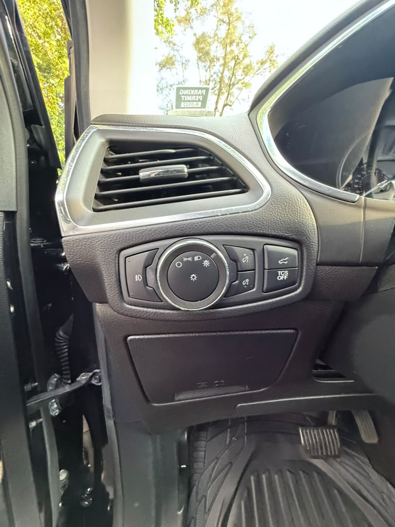Used 2020 Ford Edge Titanium FWD image 8