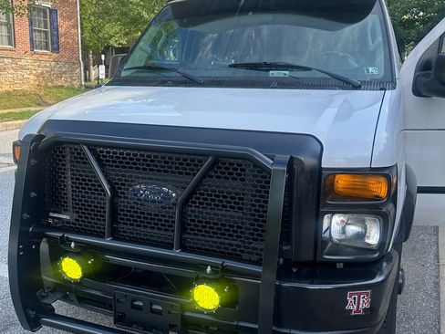 Used 2010 Ford E-350 and Econoline 350 Extended Super Duty image 1