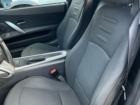 Used 2005 BMW Z4 2.5i image 12
