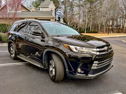 Used 2017 Toyota Highlander Limited Platinum image 2