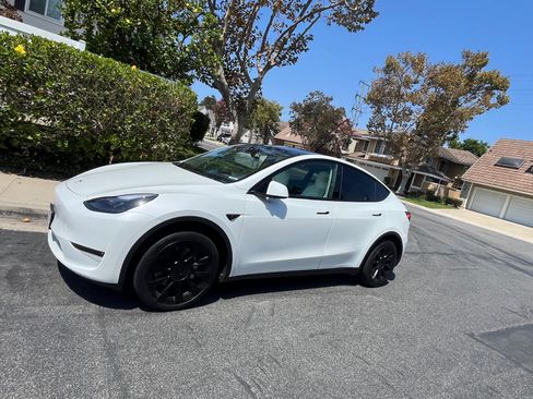 Used 2023 Tesla Model Y Long Range AWD/4WD image 2