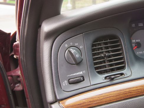 Used 2004 Ford Crown Victoria LX image 22