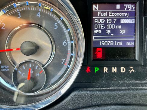 Used 2013 Chrysler Town & Country Touring image 6