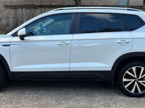 Used 2022 Volkswagen Taos SE image 2