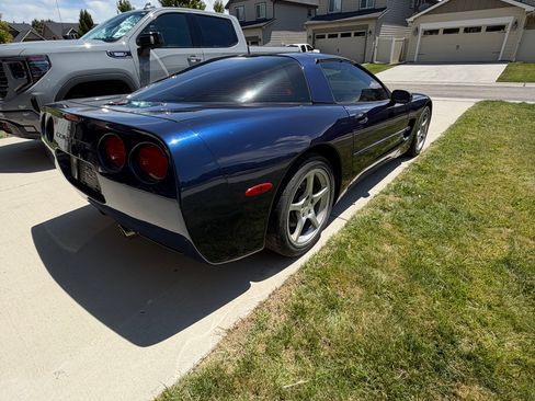 Used 2000 Chevrolet Corvette Coupe RWD image 10