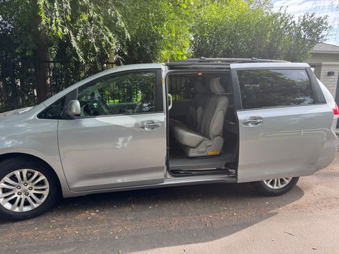 Used 2013 Toyota Sienna XLE image 2