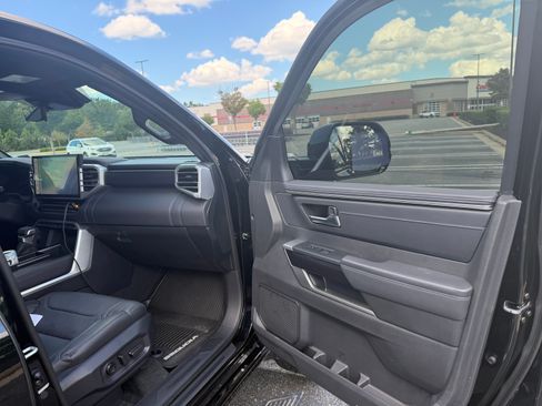 Used 2025 Toyota Sequoia Platinum AWD/4WD image 17