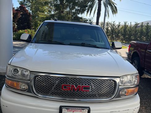 Used 2005 GMC Yukon Denali AWD/4WD image 2