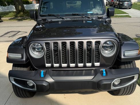 Used 2022 Jeep Wrangler Unlimited Sahara w/ Cold Weather Group AWD/4WD image 2