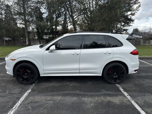 Used 2013 Porsche Cayenne Turbo w/ Sportdesign Pkg w/Side Skirts image 2
