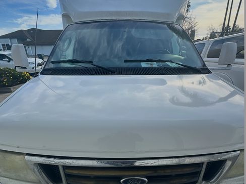 Used 2005 Ford E-350 and Econoline 350 Super Duty image 4