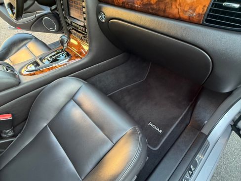 Used 2004 Jaguar XJ8 image 16
