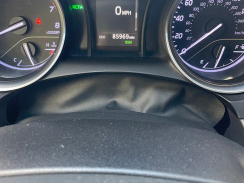 Used 2018 Toyota Camry SE image 4