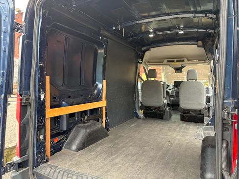 Used 2018 Ford Transit 250 130 Medium Roof image 10