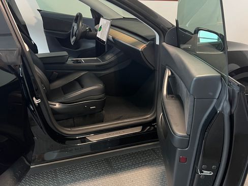Used 2021 Tesla Model Y Long Range image 6