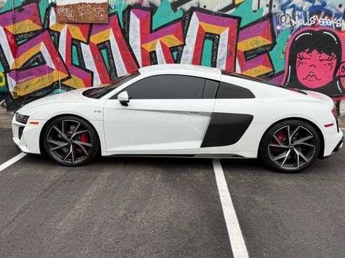 Used 2021 Audi R8 V10 w/ Premium Package image 2