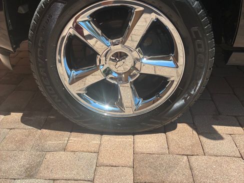 Used 2012 Chevrolet Avalanche LTZ AWD/4WD image 11