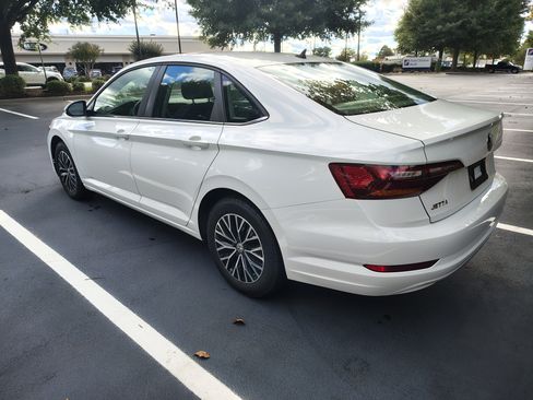 Used 2019 Volkswagen Jetta SE w/ Cold Weather Package image 4