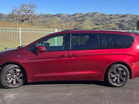 Used 2020 Chrysler Pacifica Limited w/ Advanced Safetytec Group image 18