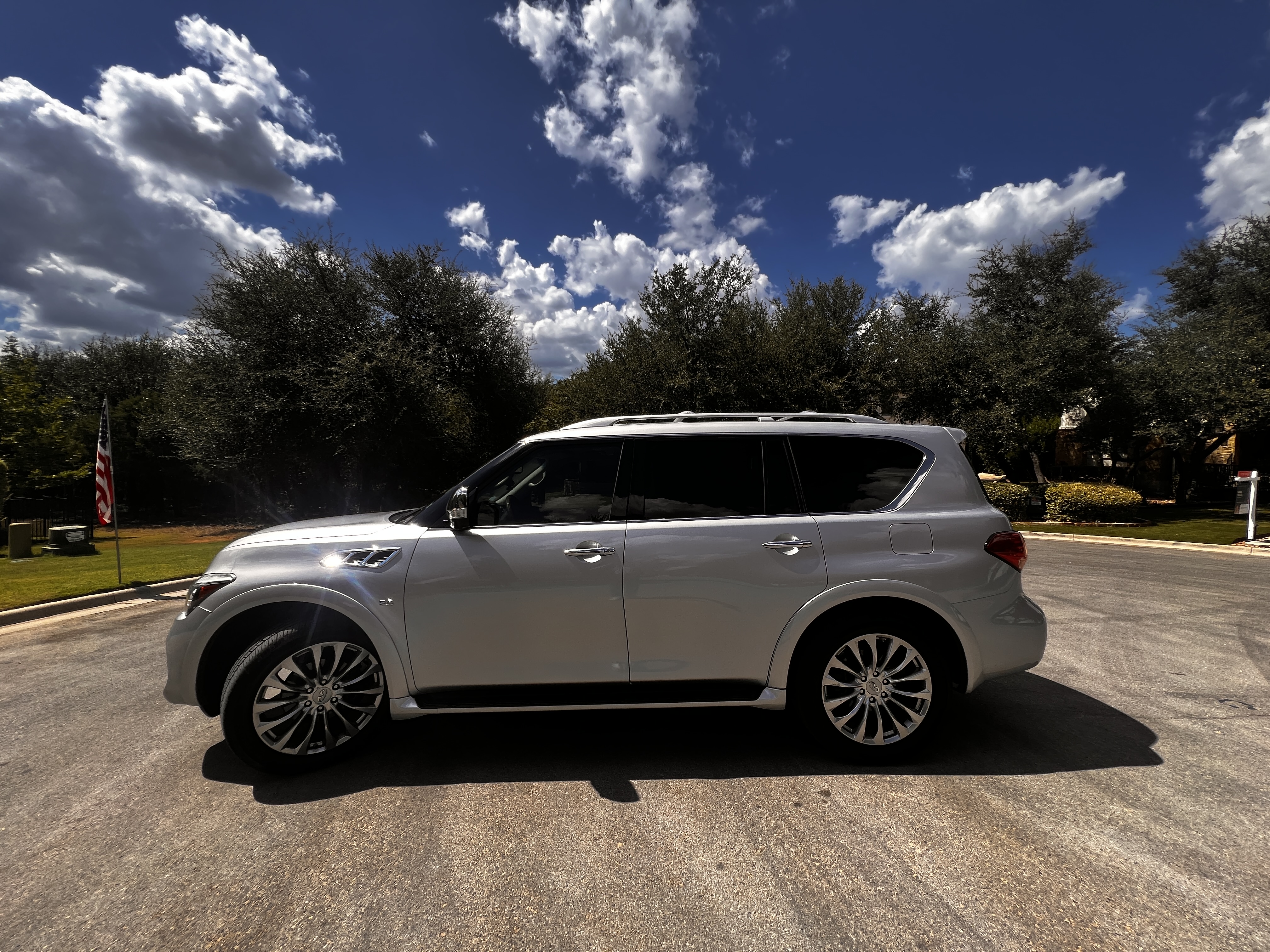 Used 2016 INFINITI QX80 2WD w/ Deluxe Technology Package image 1