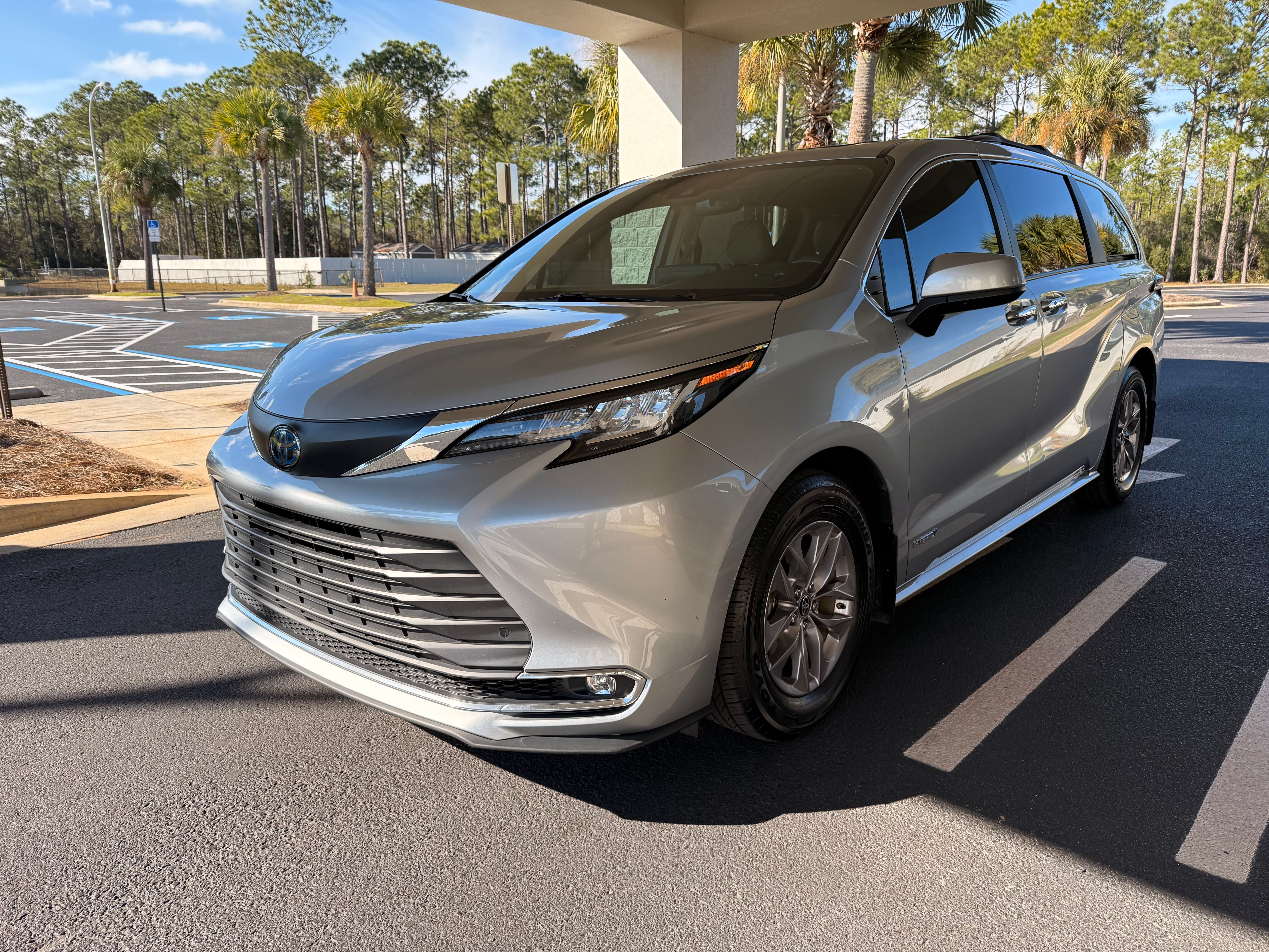 Used 2021 Toyota Sienna XLE w/ XLE Plus Package FWD image 18