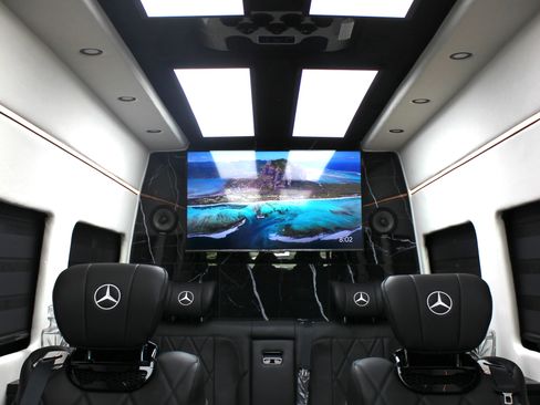 Used 2024 Mercedes-Benz Sprinter 2500 image 1