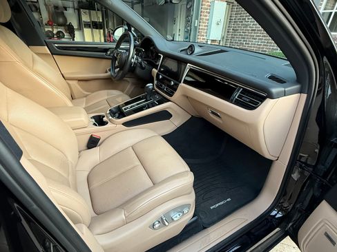 Used 2023 Porsche Macan image 10