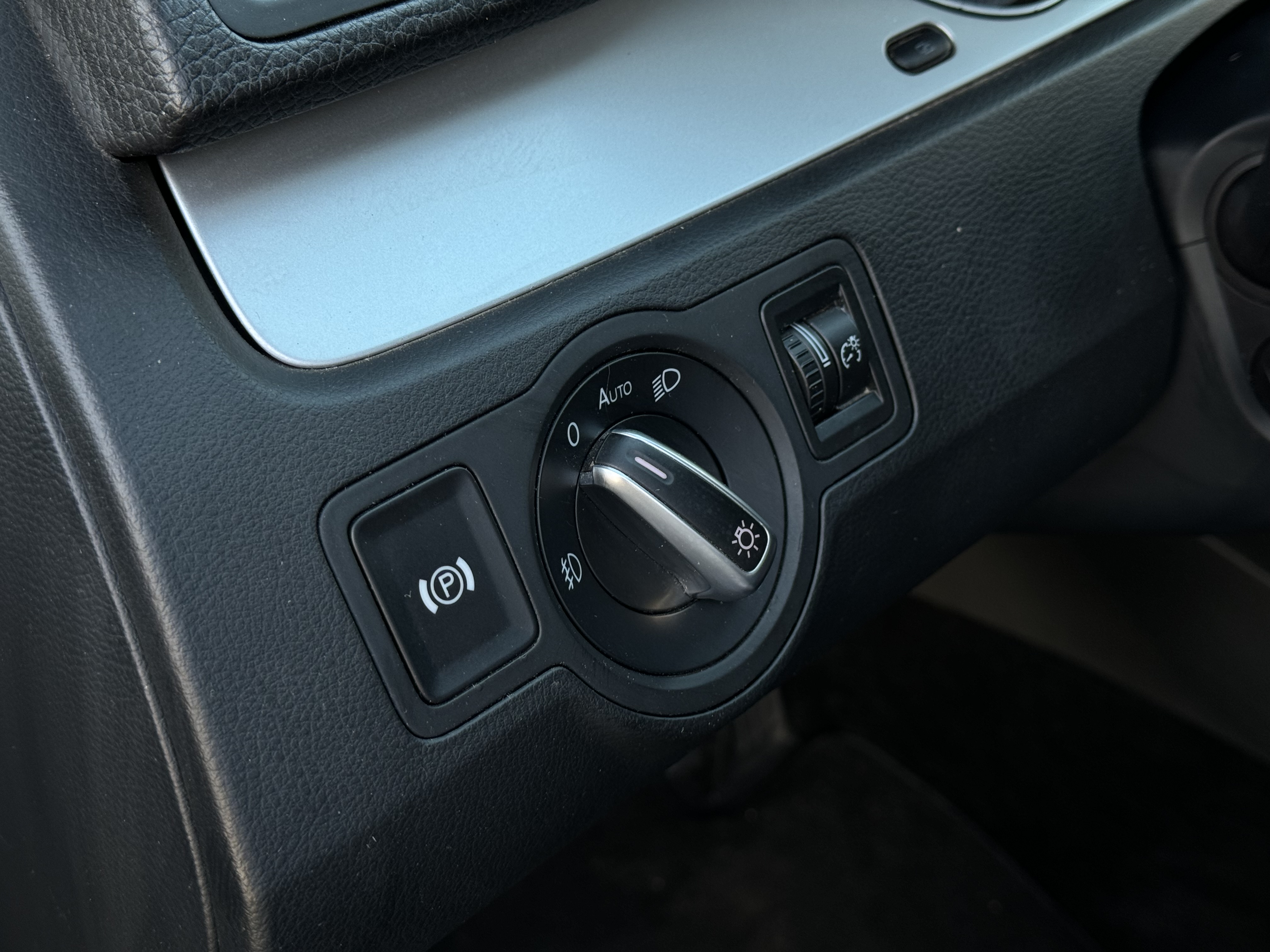 Used 2010 Volkswagen CC Sport FWD image 22