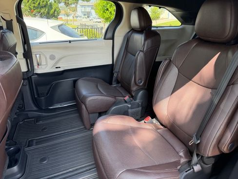 Used 2021 Toyota Sienna Platinum image 5