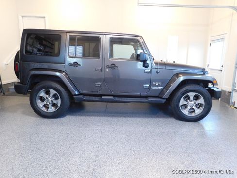 Used 2018 Jeep Wrangler Unlimited Sahara w/ Connectivity Group image 11