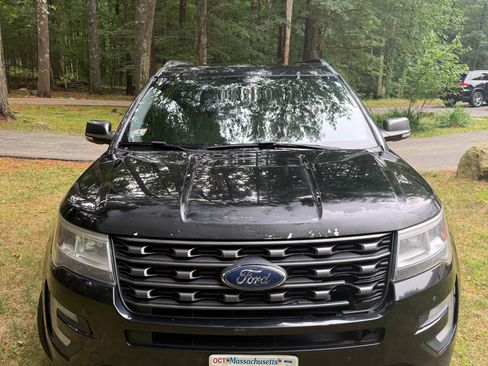 Used 2017 Ford Explorer XLT w/ XLT Appearance Package AWD/4WD image 10