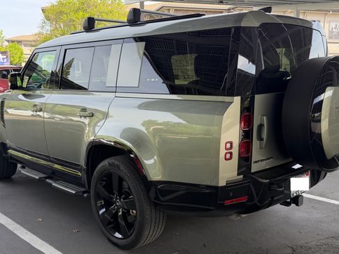 Used 2025 Land Rover Defender 130 X-Dynamic SE image 4