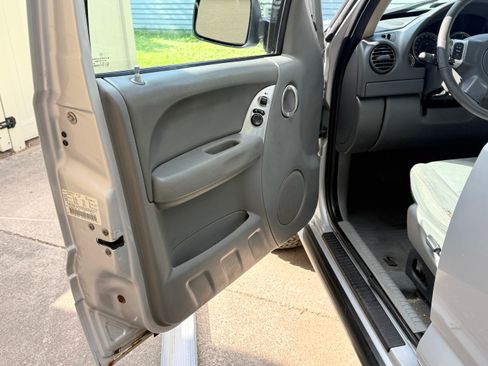 Used 2005 Jeep Liberty Limited AWD/4WD image 29