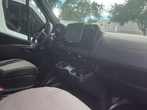 Used 2022 Mercedes-Benz Sprinter 2500 image 6
